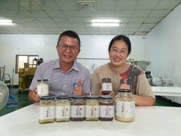 傳承眷村美味 台北來的 何家琪在萬巒製作「酒釀」